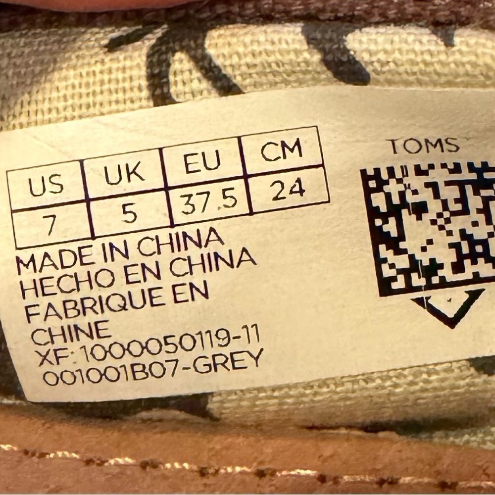 TOMS Ash Gray slip-ons preowned but no wear inside the shows - Picture 5 of 5